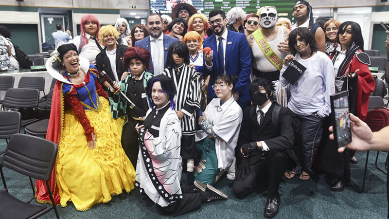Cosplayers ocupam o Plenário da Assembleia Legislativa do Ceará em homenagem aos 25 anos do Sana