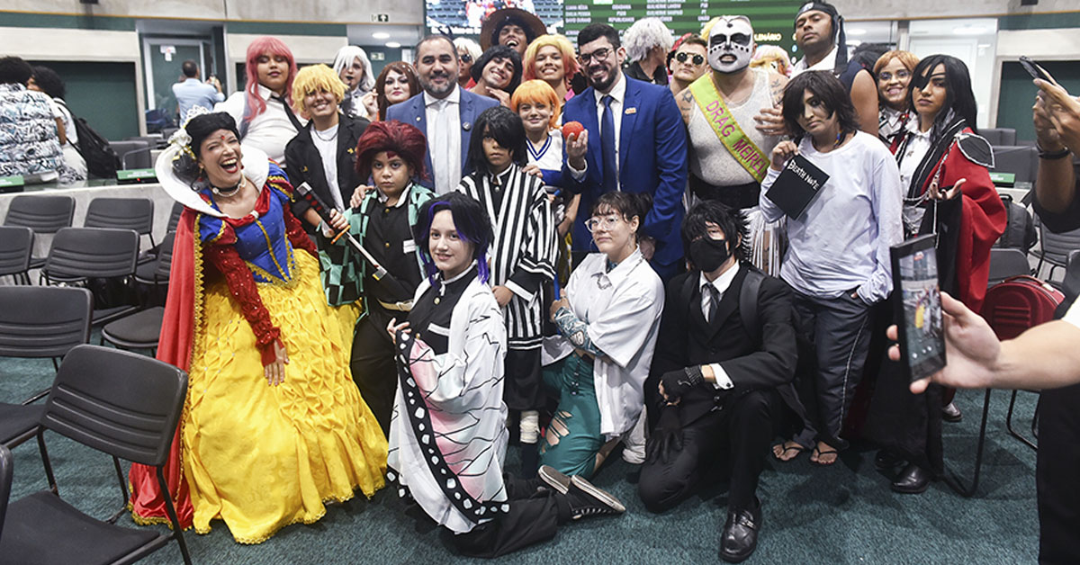 Cosplayers ocupam o Plenário da Assembleia Legislativa do Ceará em homenagem aos 25 anos do Sana